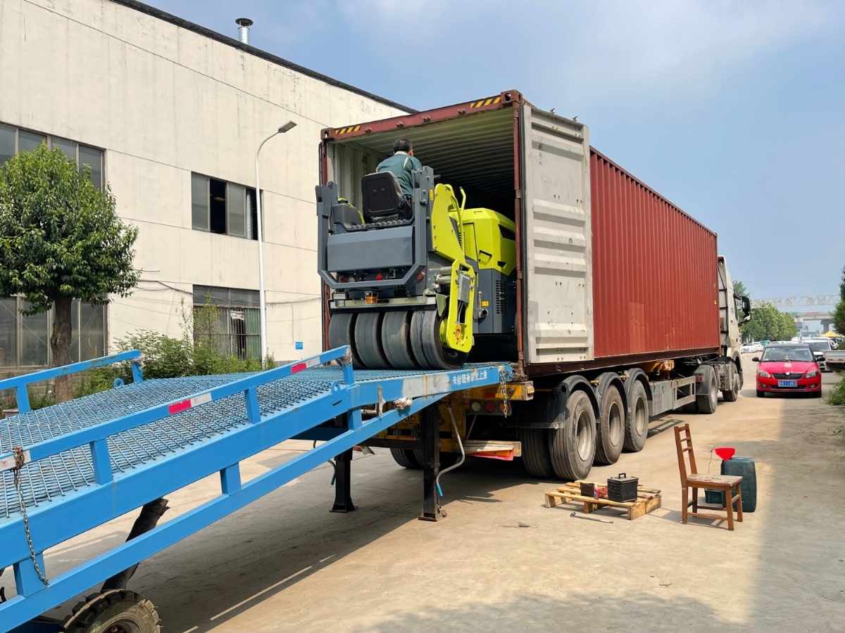 發(fā)往俄羅斯圣彼得堡20臺思拓瑞克雙鋼輪、鋼膠壓路機(jī)裝柜進(jìn)行時···